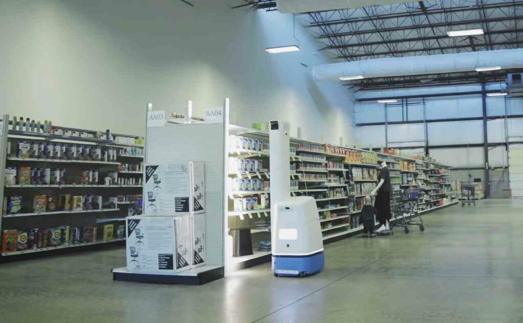  Bossa-novas-robots-scannant les étagères et suivant l'inventaire dans un magasin Walmart. 